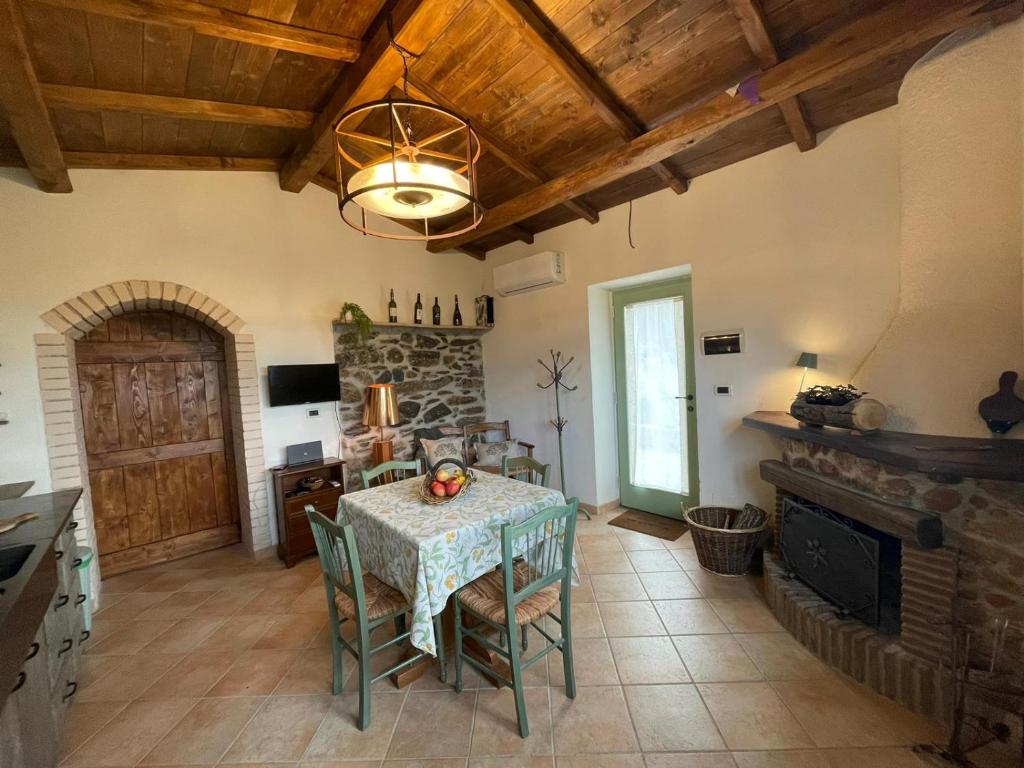 cocina con mesa y sillas en una habitación en Val D’Orcia Eco Cottage, en Campiglia dʼOrcia