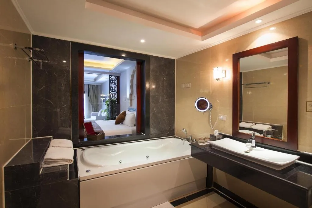 Executive Swim Up Suite- Posh Club