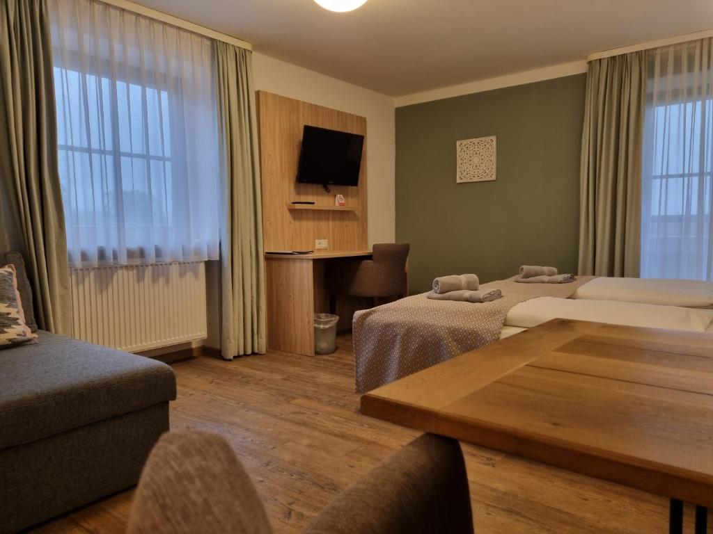 Postel nebo postele na pokoji v ubytování Gasthof Chiemseefischer