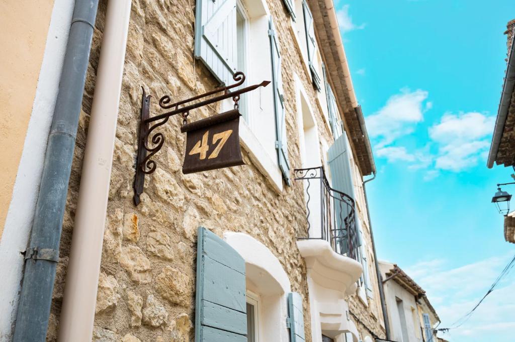 een bord aan de zijkant van een gebouw bij Le 47 - Rentals in South of France in Beaumont-de-Pertuis