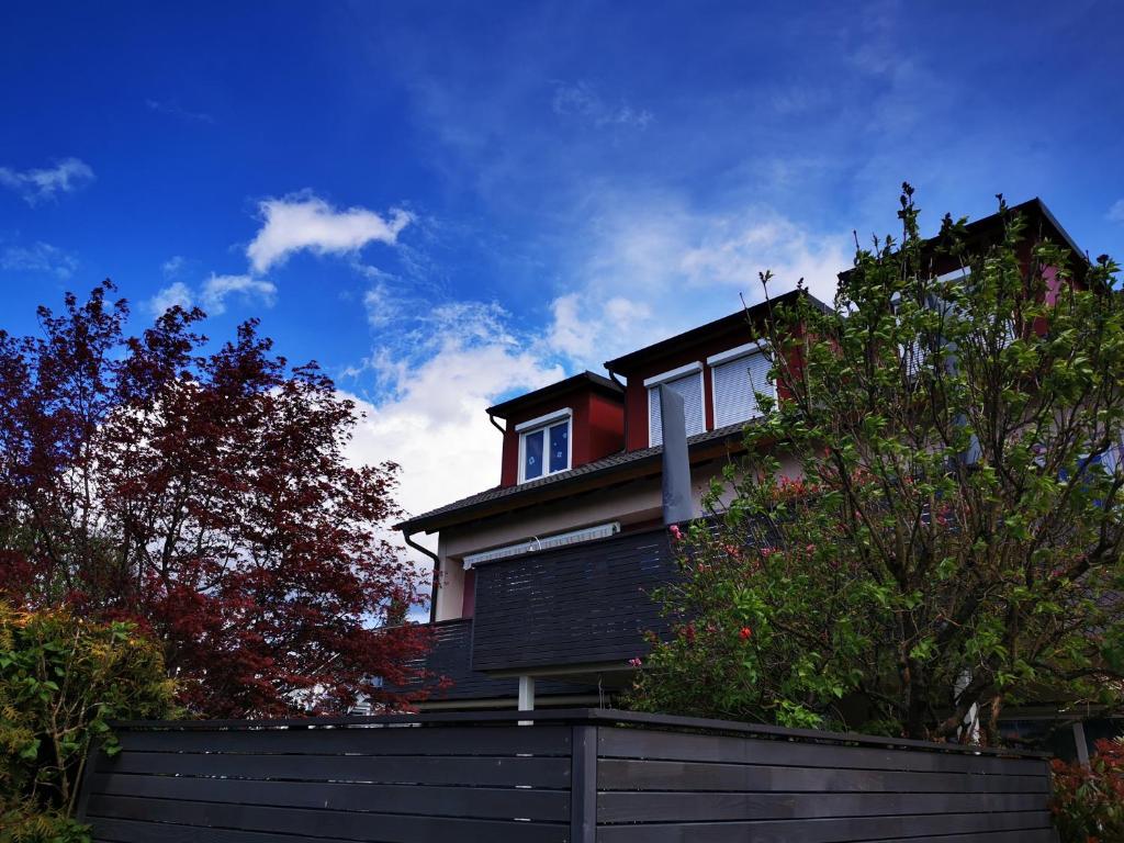 une maison avec une clôture devant elle dans l'établissement Ferienwohnung Bermatingen, à Bermatingen