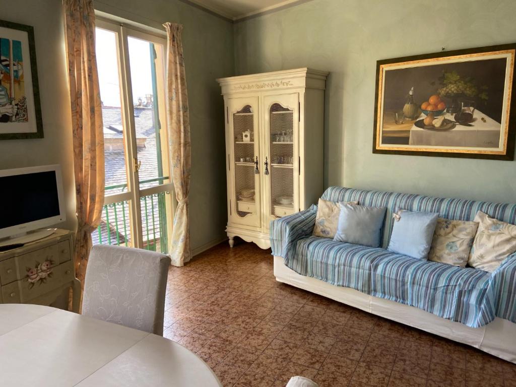 a living room with a couch and a window at Lola a Moneglia in Moneglia