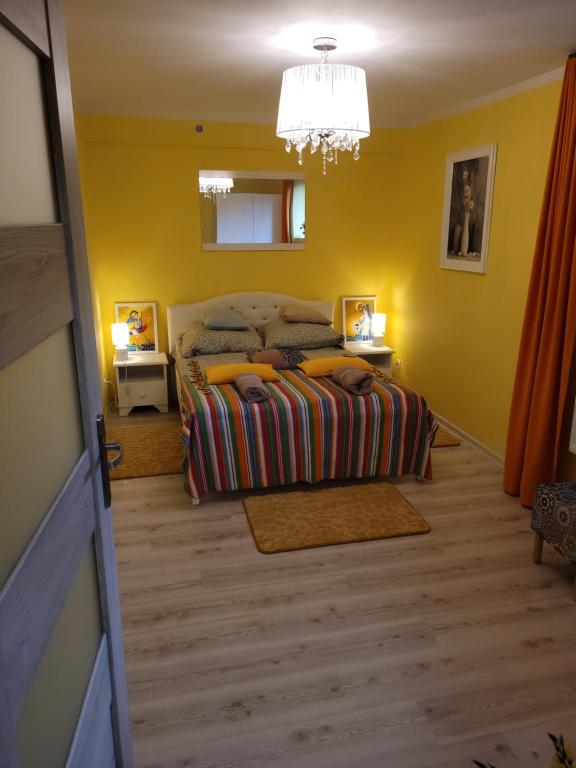 Postel nebo postele na pokoji v ubytování Apartament Biała Flaga z rowerami i podwórkiem 150m do jeziora