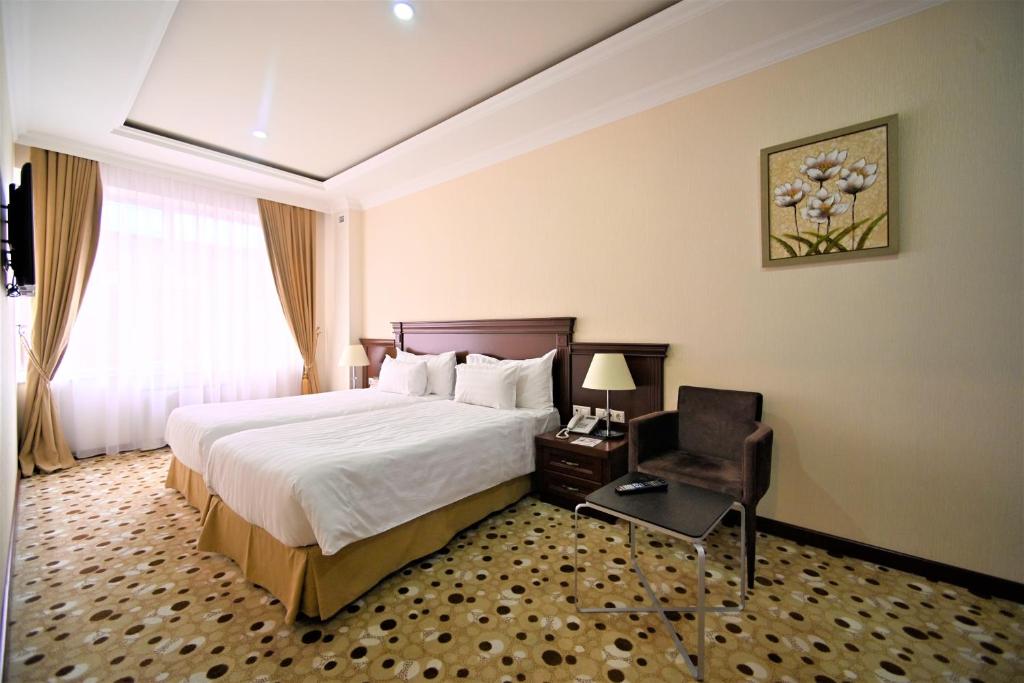 Postel nebo postele na pokoji v ubytování Central Hotel Yerevan