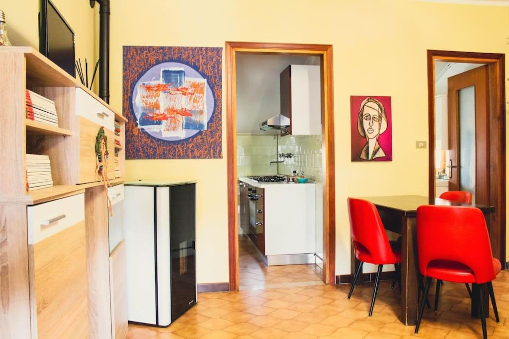 Vico Canavese的住宿－La casa del Viandante，一间厨房,里面配有桌子和红色椅子
