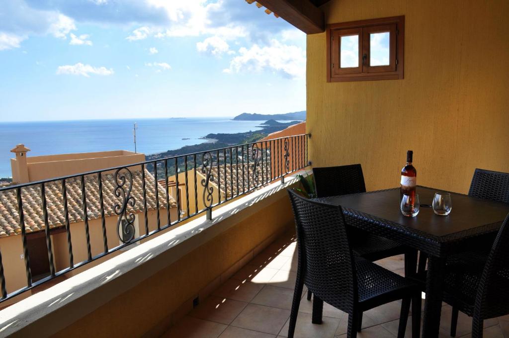 d'un balcon avec une table et des chaises donnant sur l'océan. dans l'établissement Apartment I Nidi dei Cormorani, à Costa Rei