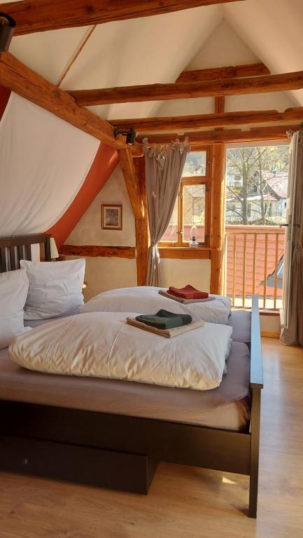 een slaapkamer met een bed in een kamer bij Ferienwohnung im idyllischen Jena Ziegenhain in Jena