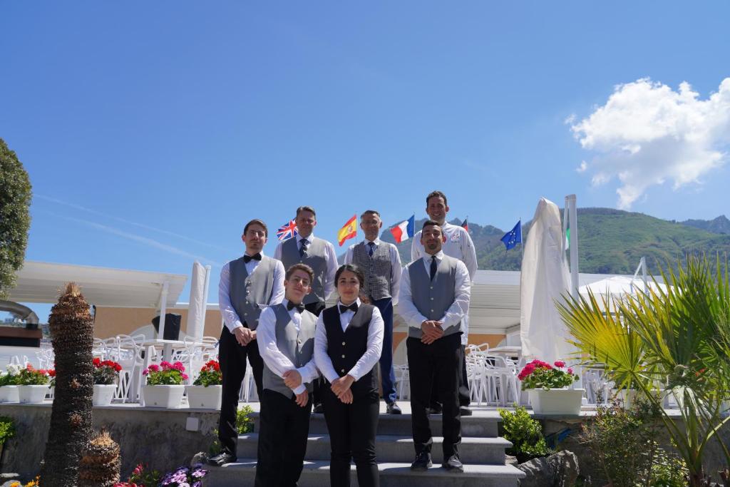 um grupo de homens posando para uma foto em um casamento em Hotel Parco Delle Agavi em Ischia