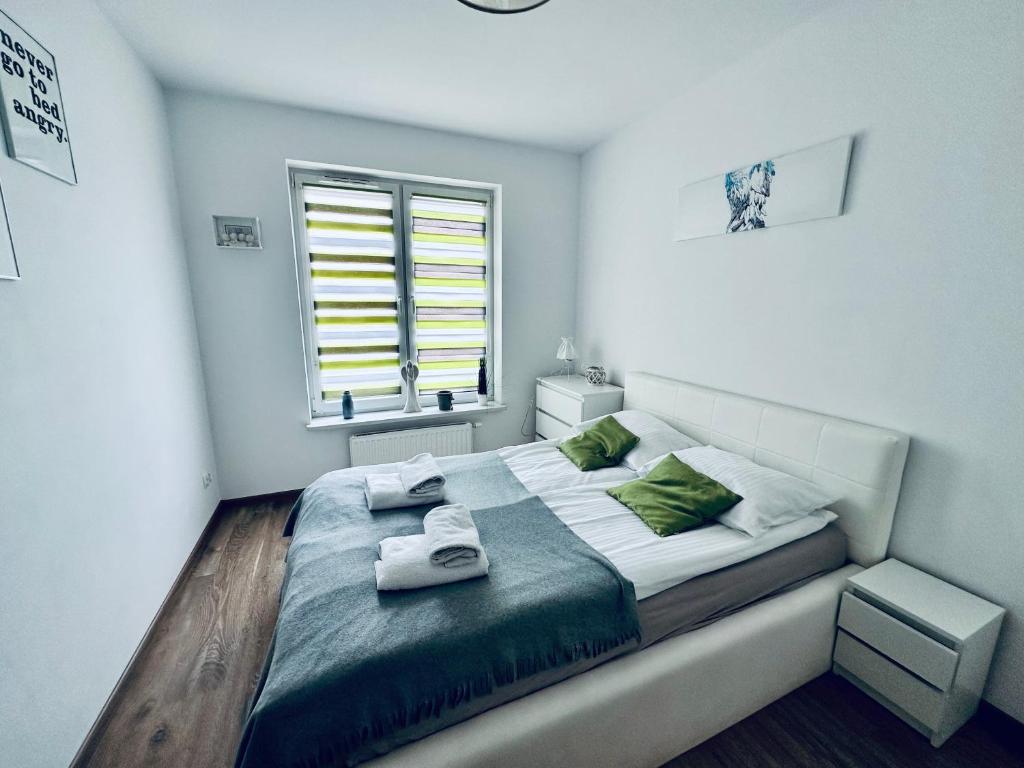 Un pat sau paturi într-o cameră la AL-Dom Apartamenty Apartament Anioł