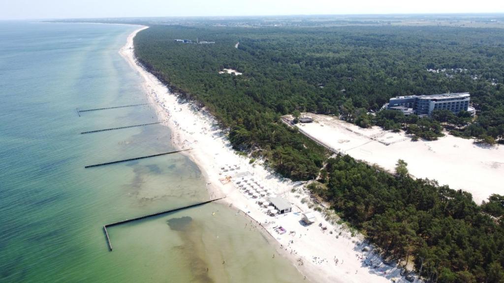 z powietrza widok na plażę i ocean w obiekcie HAVET Hotel Resort & Spa w Dźwirzynie