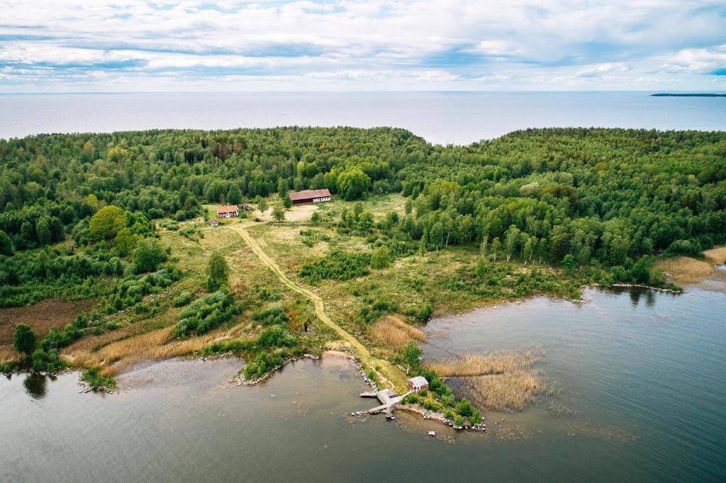 una vista aérea de una isla en el agua en Tjänstebostaden på Storöns bondgård, en Otterbäcken