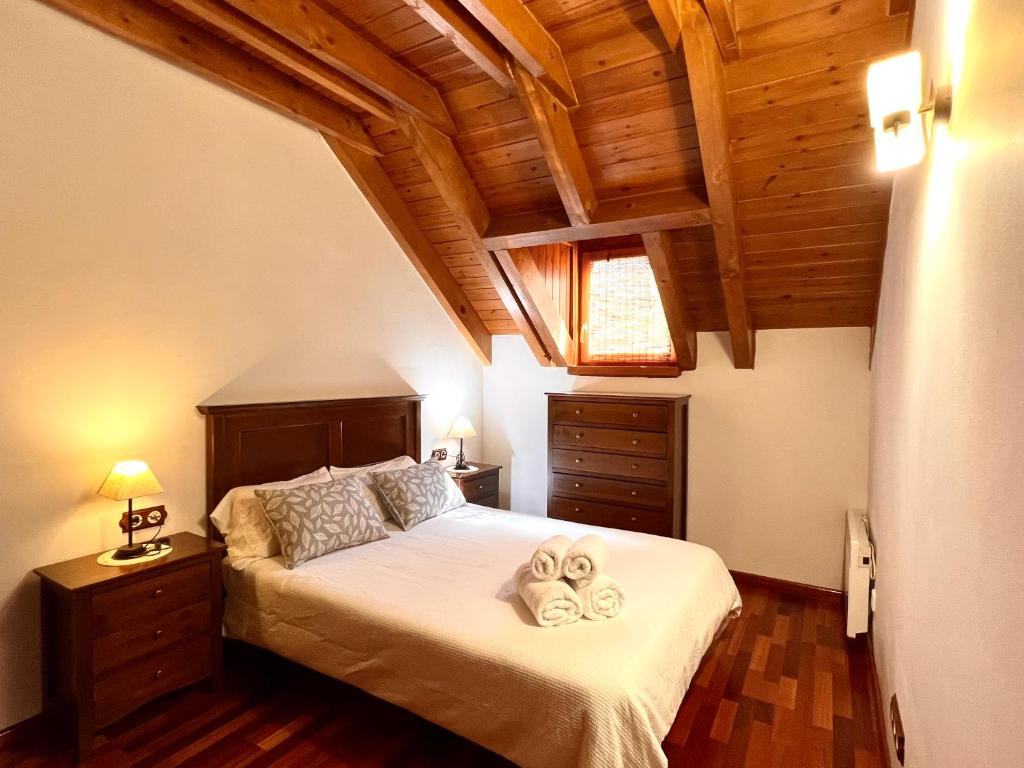 - une chambre avec un lit et 2 serviettes dans l'établissement Apartament La Noguera, à Rialp