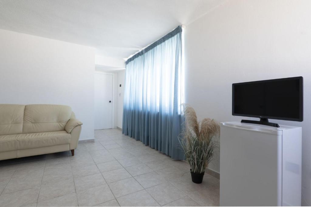 TV a/nebo společenská místnost v ubytování Apulia Hotel Ugento Cala Blu