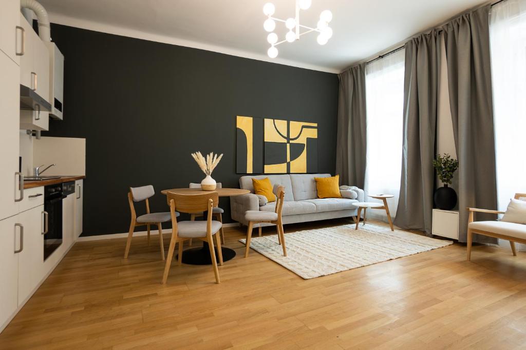 uma sala de estar com um sofá e uma mesa em Aesthetic newly renovated apartment located near Belvedere Castle, 15 minutes from Stephansplatz em Viena