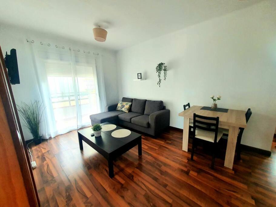 un soggiorno con divano e tavolo di Apartamento en el centro de Playa de Aro a Platja  d'Aro