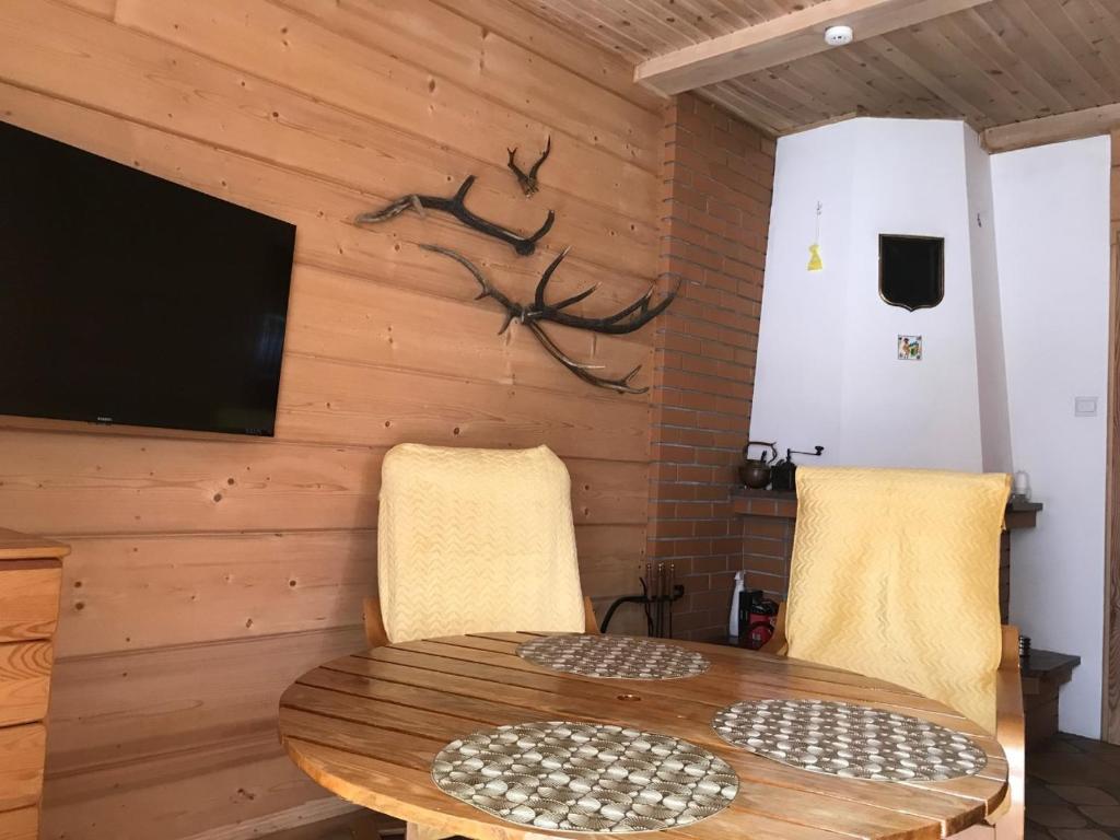 Televízia a/alebo spoločenská miestnosť v ubytovaní Domek nieopodal rzeki Bug