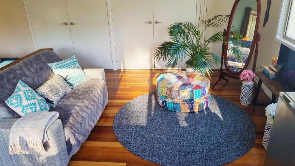 Posezení v ubytování Cosy Studio with Forest Views, Noosa Hinterland