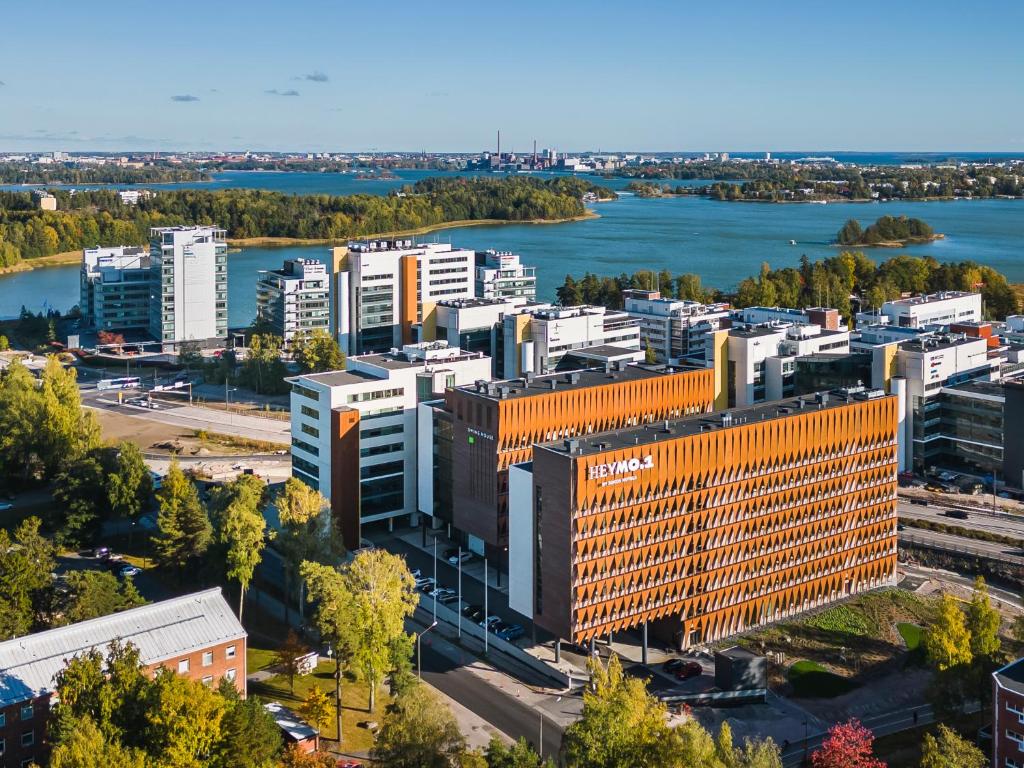 z góry widok na miasto z rzeką i budynkami w obiekcie Heymo 1 by Sokos Hotels w mieście Espoo