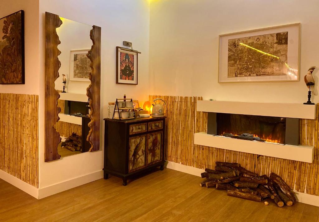 sala de estar con chimenea y espejo en SabiaNatura - boutiqueMadrid, en Madrid