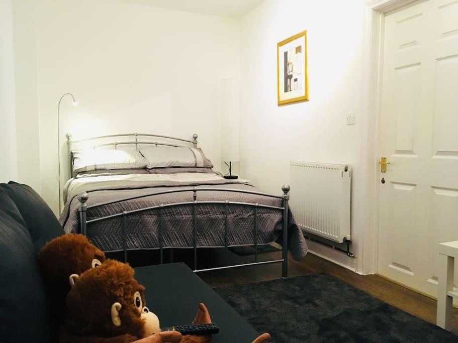 Postel nebo postele na pokoji v ubytování The Music Flat - Cosy Apartment - private access