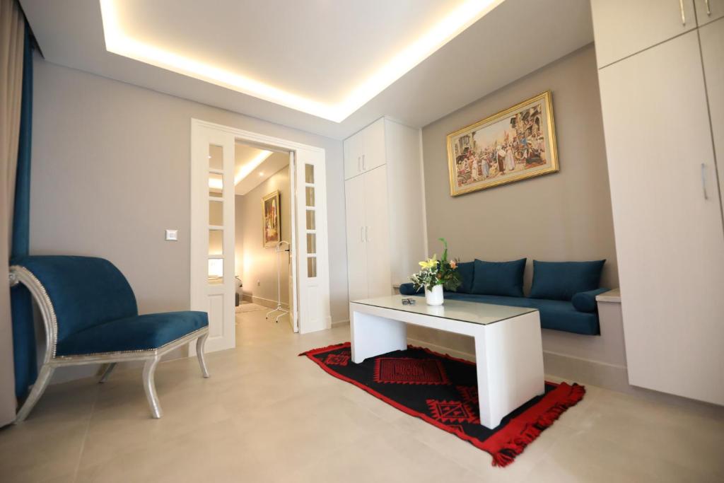 Posezení v ubytování Suites Hôtel Les Charmilles & Spa