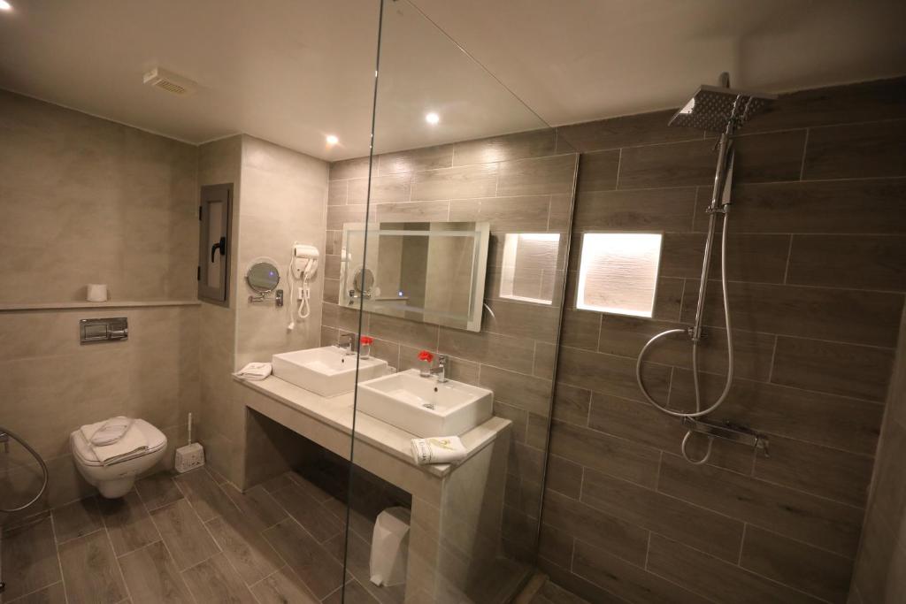 Koupelna v ubytování Suites Hôtel Les Charmilles & Spa