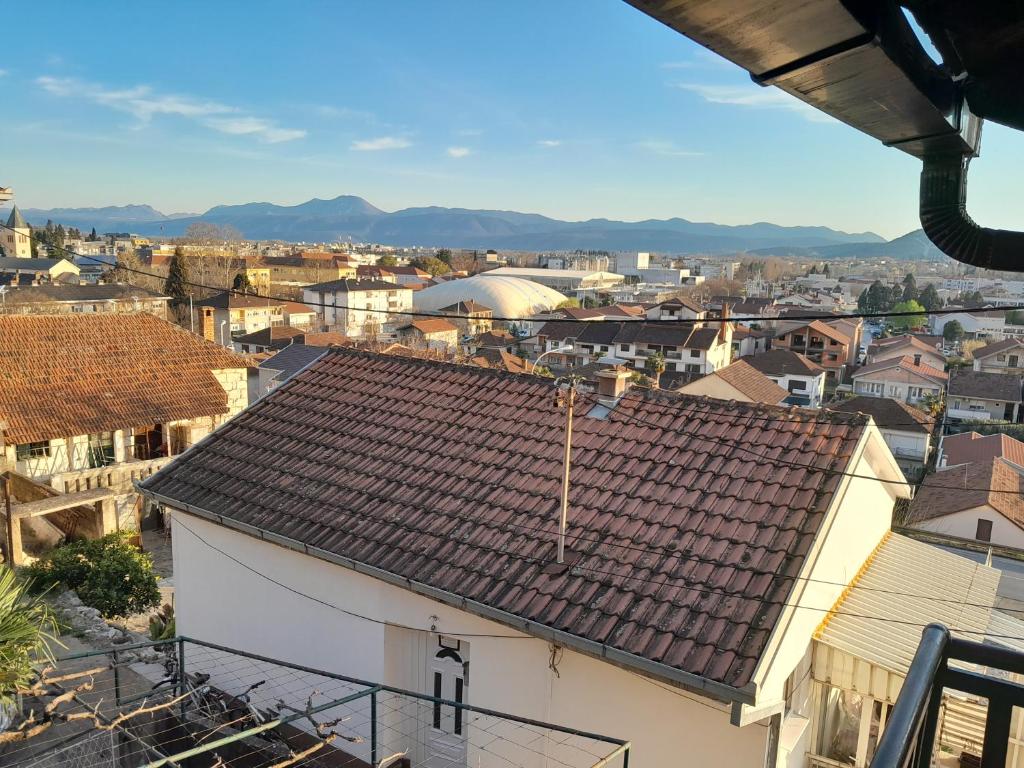 vista sulla città dal tetto di un edificio di Skyline apartment a Čapljina