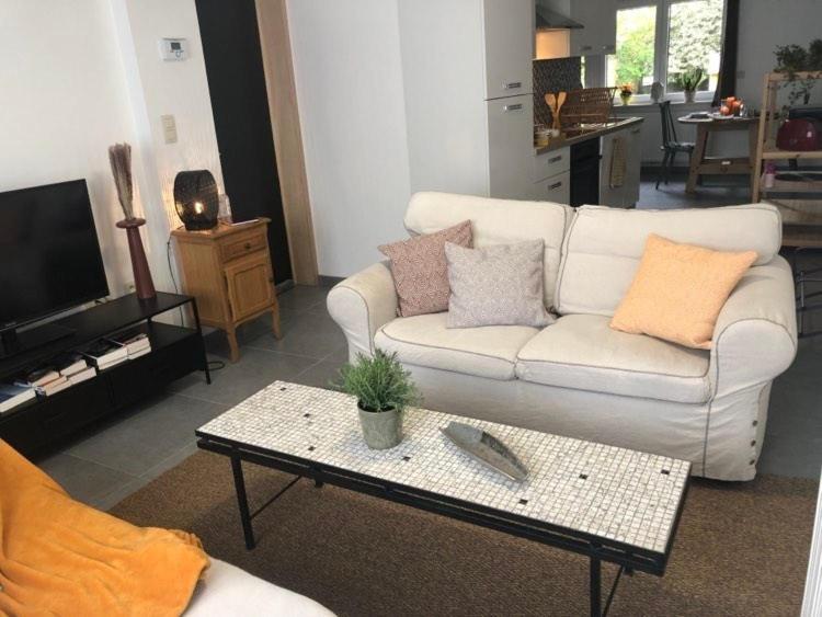 - un salon avec un canapé blanc et une table dans l'établissement L'Escapade Urbaine - Montignies-sur-Sambre, à Charleroi