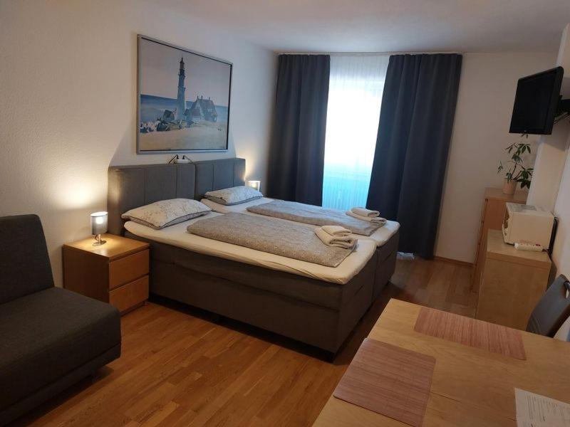 a bedroom with a large bed and a window at Apartments Jahnstraße in Düsseldorf