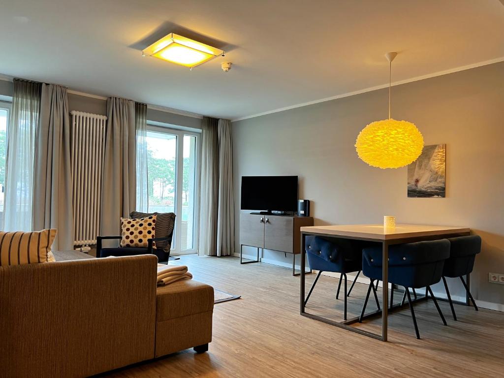 ein Wohnzimmer mit einem Sofa und einem Tisch in der Unterkunft Prora Strand Appartement in Binz