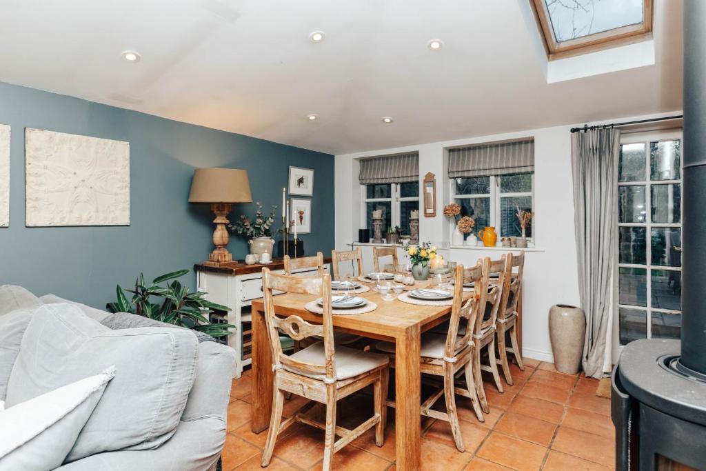 una sala da pranzo con tavolo e sedie di Soho House - 4 Bedrooms, Central Henley a Henley on Thames