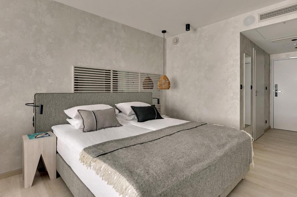 a bedroom with a large bed in a room at GRANO HOTEL Solmarina in Wiślinka