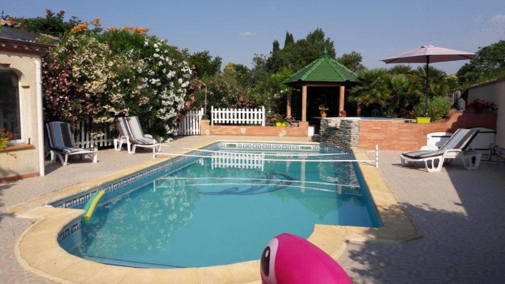 Fotografia z galérie ubytovania GITE T2 AVEC GRANDE PISCINE v destinácii Villeneuve-la-Comptal