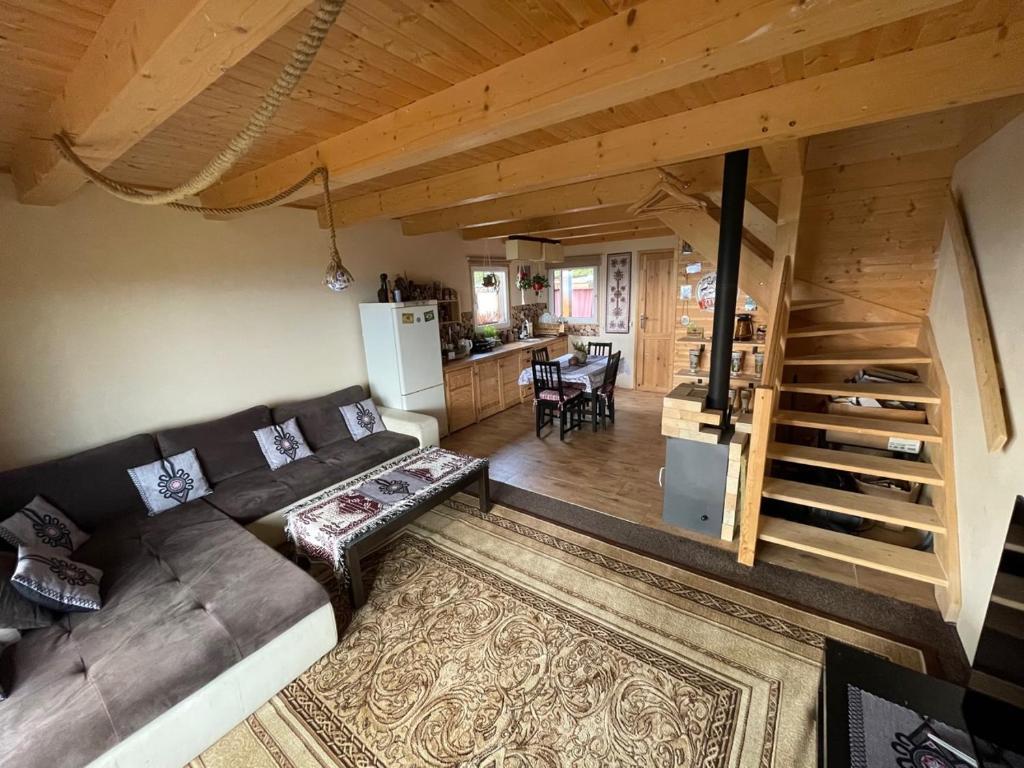 uma sala de estar com um sofá e uma cozinha em Apartament Panorama & Chatka Panorama em Lipowa