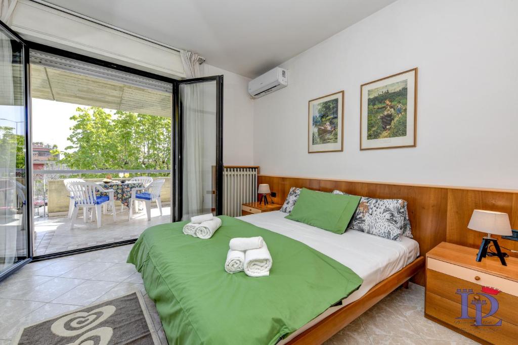 ein Schlafzimmer mit einem Bett mit zwei Handtüchern darauf in der Unterkunft DesenzanoLoft A Casa di Attila in Desenzano del Garda
