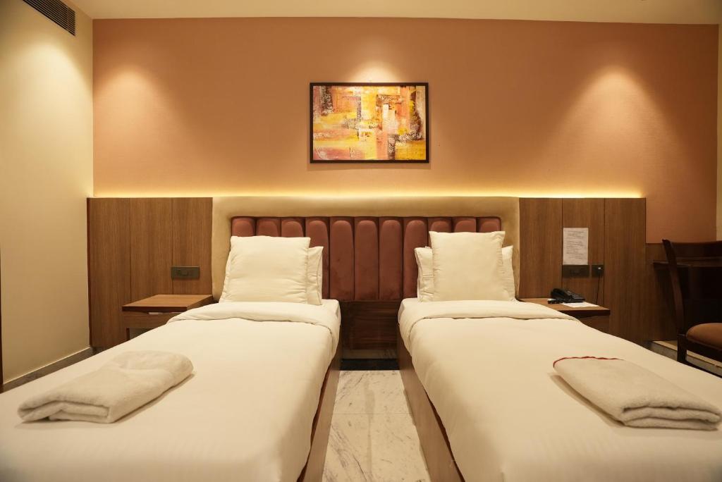 Postel nebo postele na pokoji v ubytování Lime Tree Hotel and Banquet Greater Noida