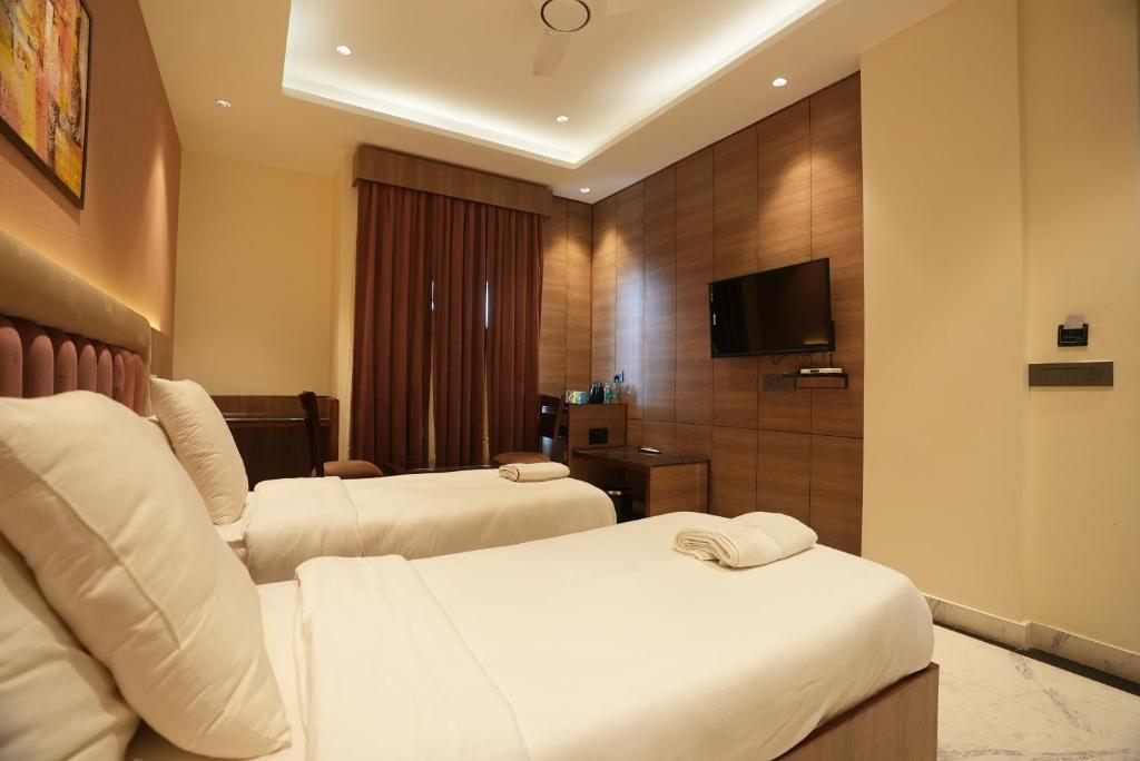 TV a/nebo společenská místnost v ubytování Lime Tree Hotel and Banquet Greater Noida