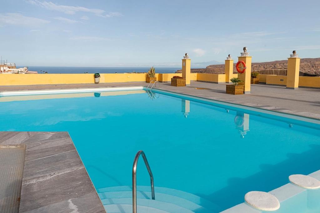 una piscina con vistas al océano en Lightbooking Amadores Beach La Concha, en Puerto Rico de Gran Canaria