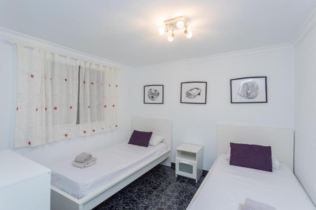 Łóżko lub łóżka w pokoju w obiekcie Lightbooking playa de Amadores La Concha