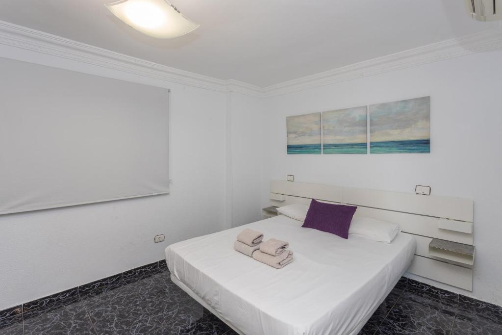 Łóżko lub łóżka w pokoju w obiekcie Lightbooking playa de Amadores La Concha