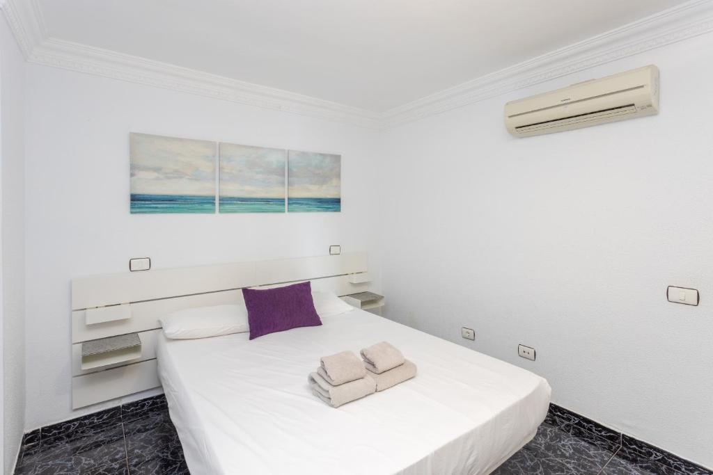Łóżko lub łóżka w pokoju w obiekcie Lightbooking playa de Amadores La Concha