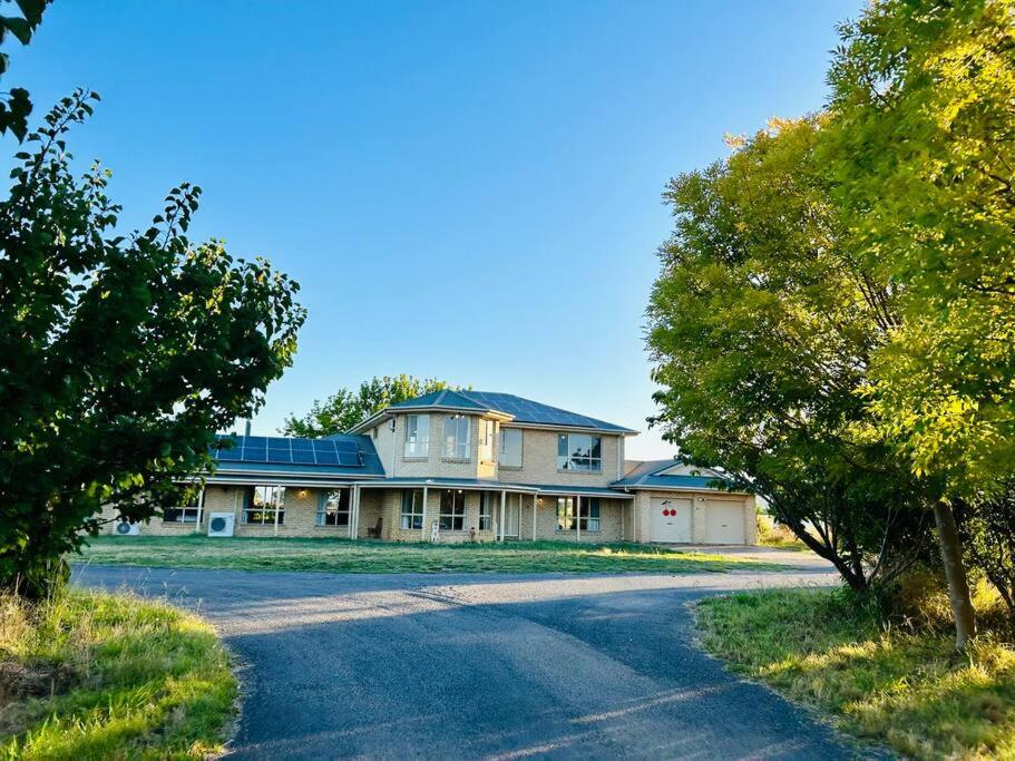 Timeless Haven Farmhouse18km to Canberra centre, Hall (updated prices