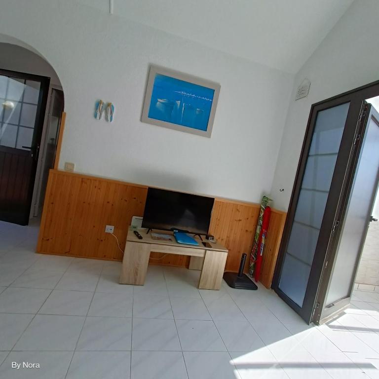 A television and/or entertainment centre at Apartment El Barco - Las Casas de Aron