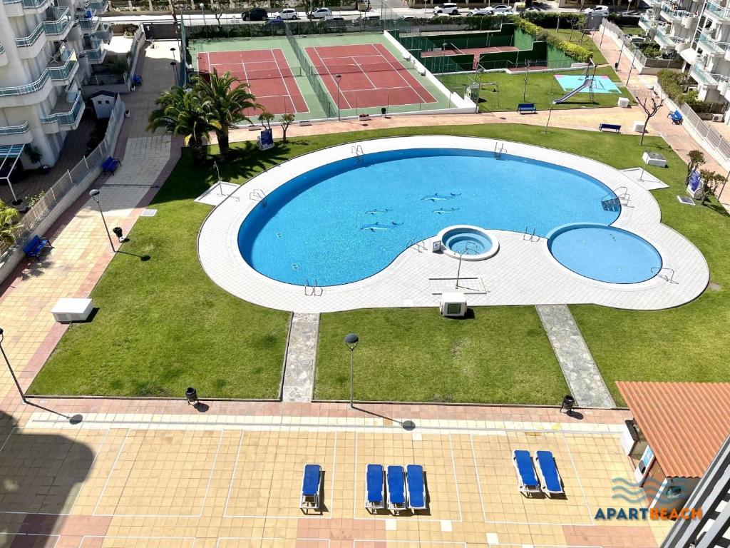 una vista aérea de una piscina en una ciudad en APARTBEACH LARIMAR MUY LUMINOSO y CLIMATIZADO en Salou