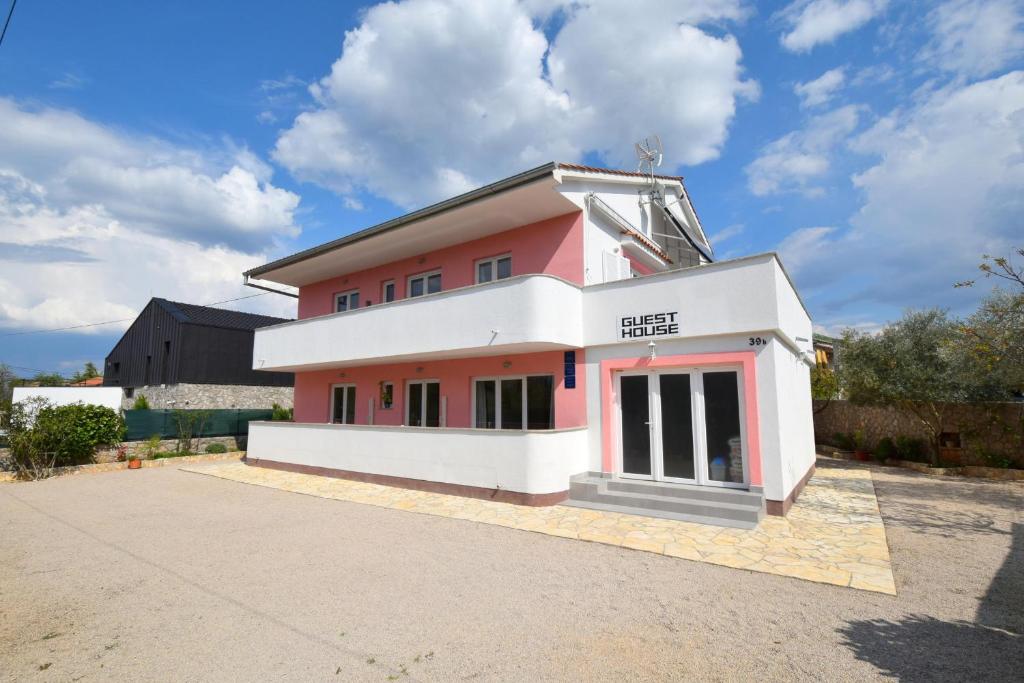 Το κτήριο όπου στεγάζεται  η παραθεριστική κατοικία