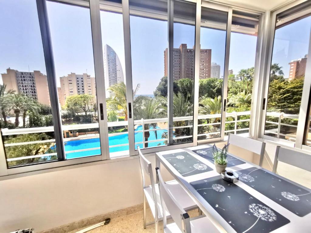Výhled na bazén z ubytování Apartamento Sol y Playa Coblanca 21 nebo okolí