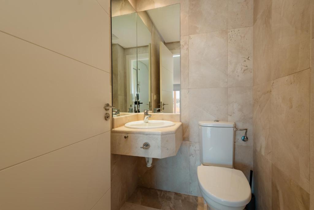 Koupelna v ubytování Penthouse with sea views in Nueva Andalucía