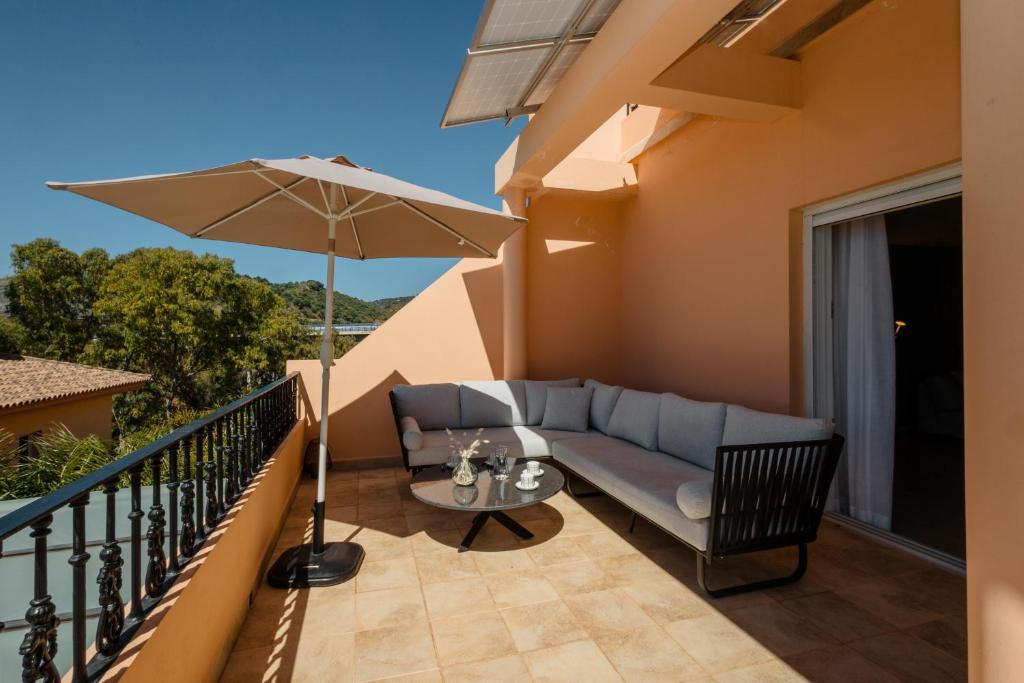 Balkón nebo terasa v ubytování Penthouse with sea views in Nueva Andalucía
