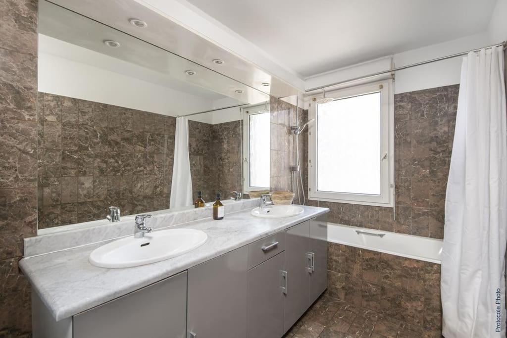 Kúpeľňa v ubytovaní NOCNOC - Le Pargamin - Large duplex Place Saint-Pierre