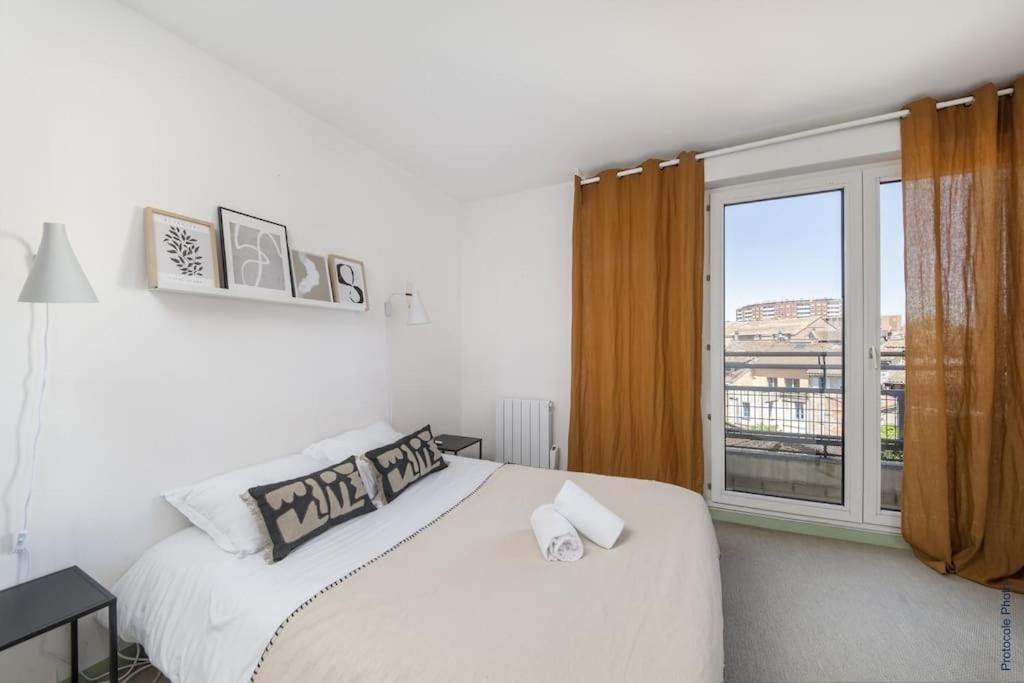 Posteľ alebo postele v izbe v ubytovaní NOCNOC - Le Pargamin - Large duplex Place Saint-Pierre